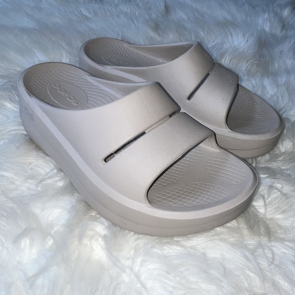 OOFOS Recovery Sandals Women's Beige Size 6 EU 37 Nomad Platform Slip On Shoes - Picture 1 of 9